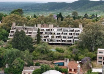 El hotel tiene 5 pisos, 3 de ellos en altura con 12 departamentos (vista al frente y contrafrente) por piso.