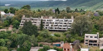 El hotel tiene 5 pisos, 3 de ellos en altura con 12 departamentos (vista al frente y contrafrente) por piso.