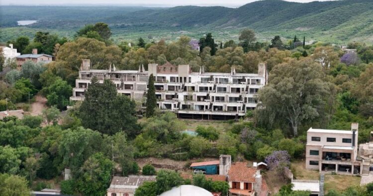 El hotel tiene 5 pisos, 3 de ellos en altura con 12 departamentos (vista al frente y contrafrente) por piso.