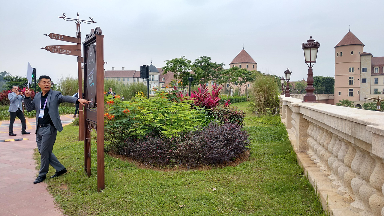 El centro de I+D de la firma china imita el estilo arquitectónico de doce ciudades europeas, como París, Verona, Granada y Oxford.