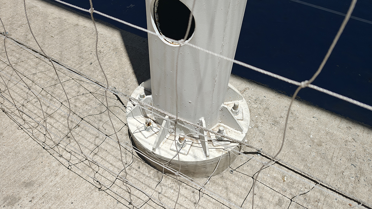 Las columnas del polideportivo de Quintas de Argüello cuentan con anclajes más seguros.