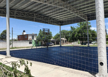 Es notable la diferencia en los materiales de los polideportivos sociales cordobeses
