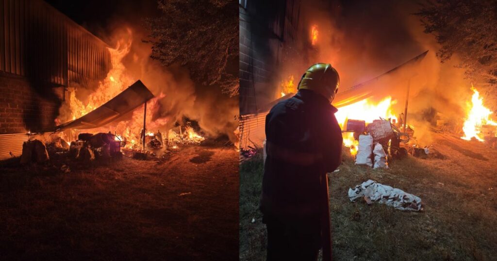 Incendio destruyó un tinglado y un vehículo en Villa Corina Incendio destruyó un tinglado y un vehículo en Villa Corina