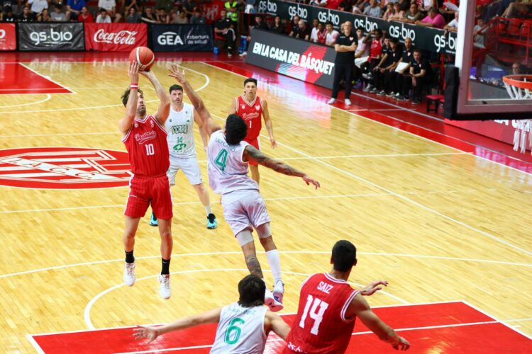 En su último partido, el albirrojo no pudo frenar el poderío ofensivo de Ferro.