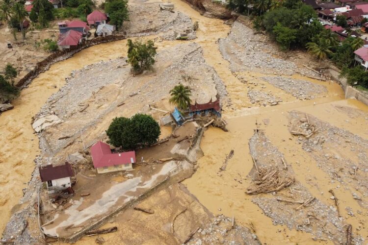 Una vista aérea muestra una zona afectada por inundaciones tras fuertes lluvias en Padang, provincia de Sumatra Occidental, Indonesia, el 30 de noviembre de 2025.