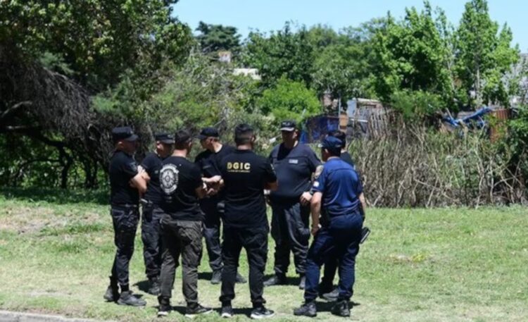 Investigación: hallaron más restos humanos Los restos fueron encontrados en un basural de General Urquiza, a pocos metros del sitio donde un perro llevó a una casa un muslo humano (Foto: Gentileza, El Doce).