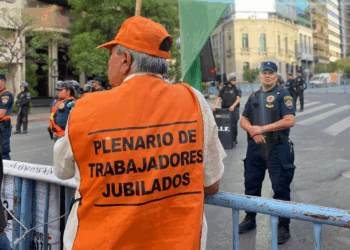 Detuvieron a un hombre que amenazaba a vecinos con una granada en Villa El Libertador