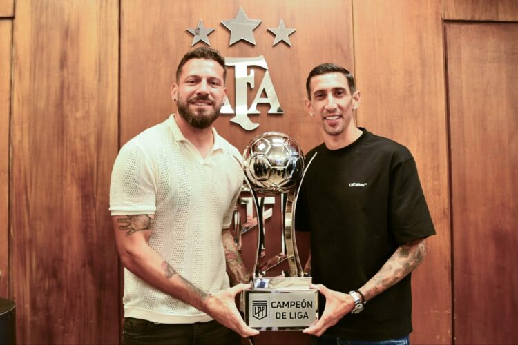 La AFA le entregó el premio de “Campeón de Liga” a Rosario Central por ser el mejor de la tabla anual Jorge "Fatura" Broun y Ángel Di María con el título.