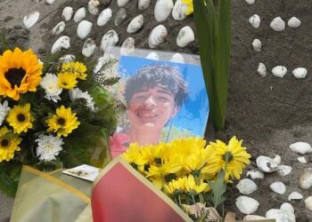 La familia de Alejandro Cabrera Iturriaga lo despidió mientras las autoridades desarmaban el punto de búsqueda en la costa.