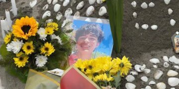 La familia de Alejandro Cabrera Iturriaga lo despidió mientras las autoridades desarmaban el punto de búsqueda en la costa.