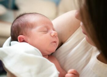 La iniciativa fortalece el vínculo de las madres con sus bebés, en pos de la integración familiar.