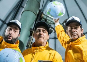 El elenco de “La Invasión de los Terraplanistas Sensibles” despliega humor, juego escénico y conspiraciones al borde del desastre.