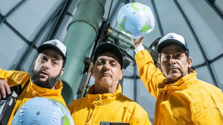 El elenco de “La Invasión de los Terraplanistas Sensibles” despliega humor, juego escénico y conspiraciones al borde del desastre.