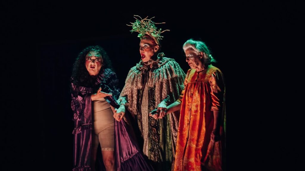 La venganza poética de las adultas mayores: Luciano Delprato y el gesto inevitable de “Fantasmáticas”