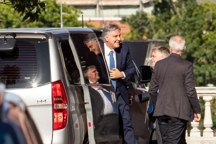 El Gobierno suma diálogo con Llaryora y Orrego y avanza hacia una cumbre federal con Milei Manuel Adorni y Diego Santilli recibirán a Martín Llaryora y Marcelo Orrego en Casa Rosada para avanzar en los acuerdos previos a la cumbre federal con Milei, que busca consolidar apoyos provinciales a las reformas clave del Gobierno.