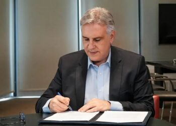 Llaryora cambia el chip y se acomoda al viento nacional