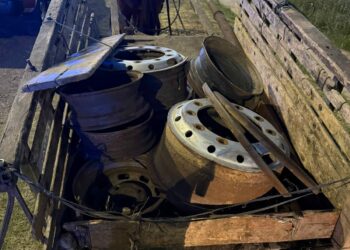 Llevaba nueva llantas robadas y terminó detenido