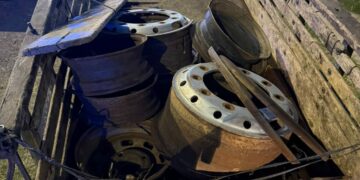 Llevaba nueva llantas robadas y terminó detenido