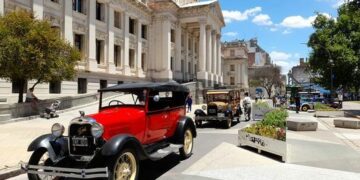 Los autos antiguos rugen en La Noche de los Museos Los autos antiguos rugen en La Noche de los Museos