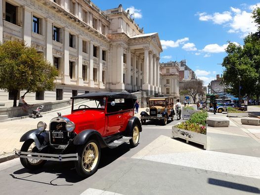 Los autos antiguos rugen en La Noche de los Museos Los autos antiguos rugen en La Noche de los Museos