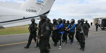 Trasladaron dos presos de alta peligrosidad a cárceles de máxima seguridad Los traslados se realizan en virtud del Acuerdo de Alojamiento de Personas realizado entre el Ministerio de Justicia y el Ministerio de Seguridad de la Nación.