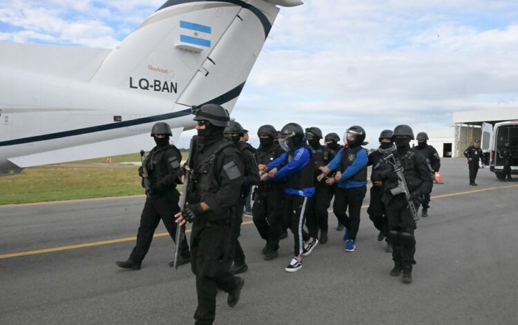 Trasladaron dos presos de alta peligrosidad a cárceles de máxima seguridad Los traslados se realizan en virtud del Acuerdo de Alojamiento de Personas realizado entre el Ministerio de Justicia y el Ministerio de Seguridad de la Nación.