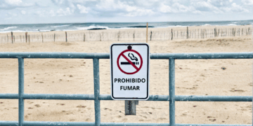 Mar del Plata aplicará multas por fumar en playas desde 2026