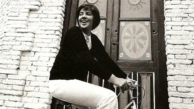 La autora, durante una salida en bicicleta, uno de sus hábitos más característicos.