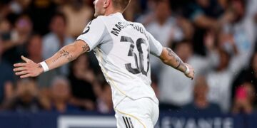 Mastantuono homenajeó a Maradona con una emotiva versión de “¿Qué es Dios?” Mastantuono homenajeó a Maradona con una emotiva versión de “¿Qué es Dios?”