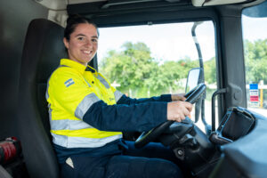 Micaela Colucci desafió el prejuicio y ya maneja un camión hormigonero en Córdoba