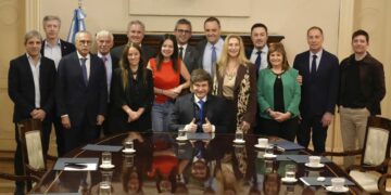 Milei reúne en Casa Rosada a su renovado Gabinete l presidente Javier Milei reúne hoy por primera vez a su nuevo Gabinete en Casa Rosada e iniciará la segunda etapa de su gestión.