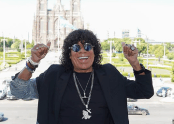 La Mona Jiménez fue distinguido como “Visitante Ilustre” en La Plata