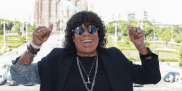 La Mona Jiménez fue distinguido como “Visitante Ilustre” en La Plata