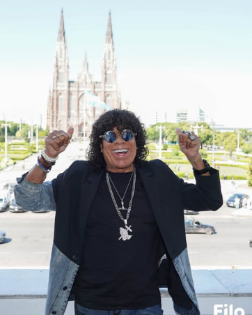 La Mona Jiménez fue distinguido como “Visitante Ilustre” en La Plata “La Mona” Jiménez posa frente al monumento en La Plata tras recibir el reconocimiento de Visitante Ilustre y la Llave de la Ciudad.