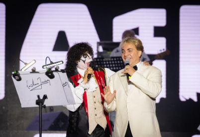 La música en su mejor disfraz: La Mona y el Kempes en una noche para recordar