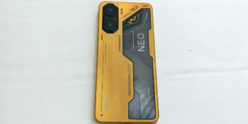 Una apuesta económica para un celular específico para gaming Nubia Neo 3 5G dorso.