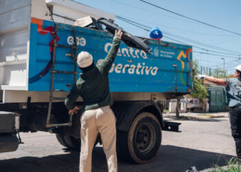 Nueva semana de descacharreo contra el dengue en seis barrios