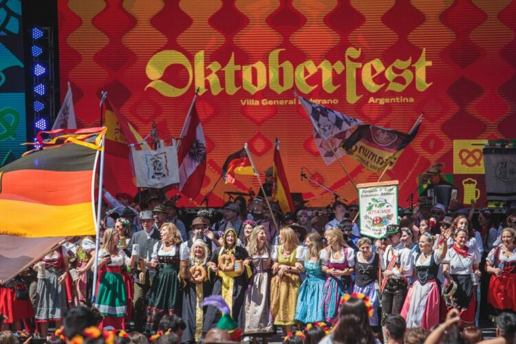 Postales de la plaza central de Villa General Belgrano, punto neurálgico del movimiento turístico.