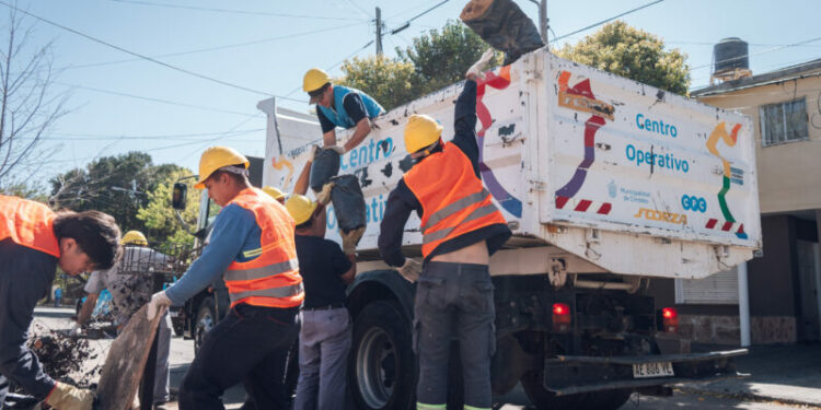 Operativo ambiental de prevención del dengue en cinco barrios de la ciudad