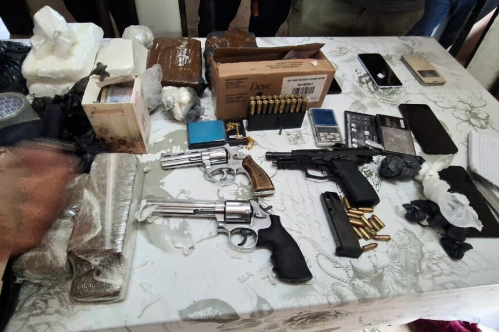 Secuestraron más de 170 kilos de marihuana, cocaína y tres armas en Río Cuarto Parte de los elementos incautados en el operativo en Río Cuarto.