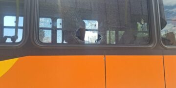 Pedradas a colectivos dejan un pasajero herido en Nueva Córdoba Colectivos