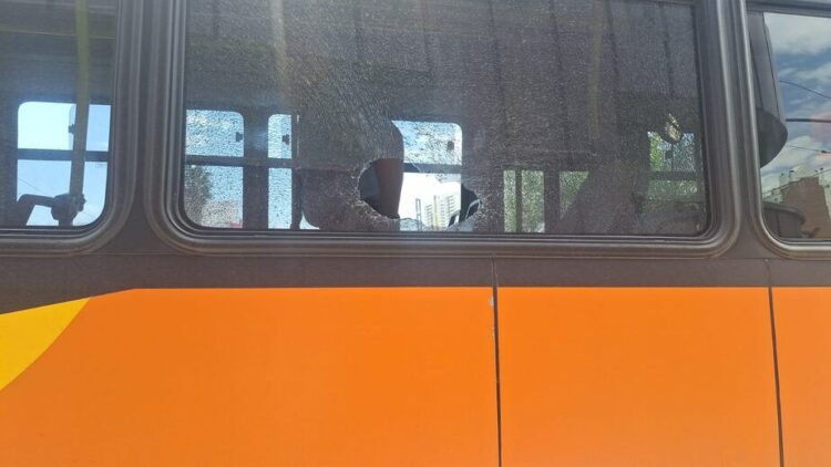 Pedradas a colectivos dejan un pasajero herido en Nueva Córdoba Colectivos