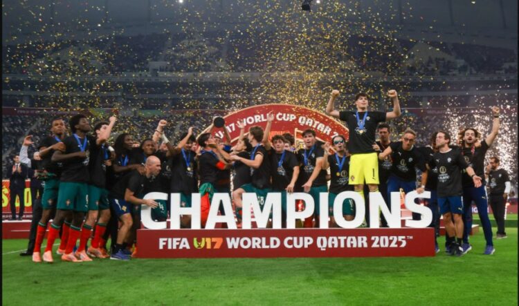El festejo del plantel juvenil tras obtener su primer mundial.