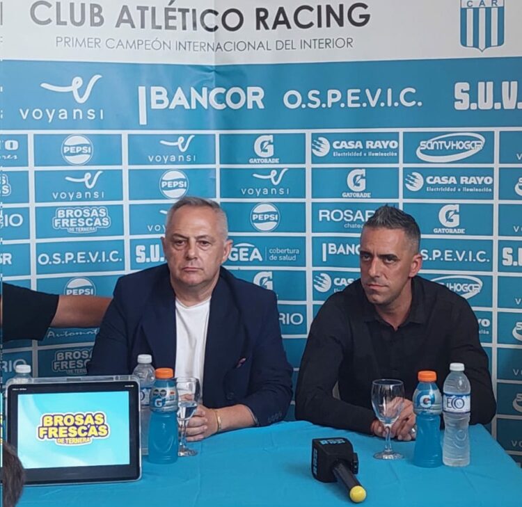 Presentaron a Pablo Fornasari como nuevo DT de Racing de Nueva Italia El presidente de la Academia, Manuel Pérez, junto al flamante entrenador.