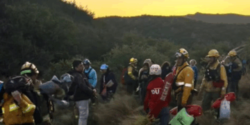 Rescatan a 25 personas aisladas por la creciente del río en Cruz del Eje Rescatan a 25 personas aisladas por la creciente del río en Cruz del Eje