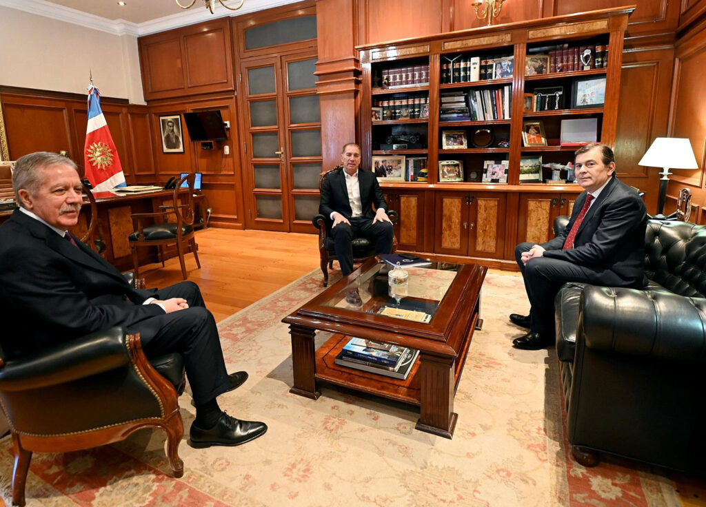 Reuniones, promesas y tensiones en la ofensiva de Diego Santilli en las provincias Reuniones, promesas y tensiones en la ofensiva de Diego Santilli en las provincias