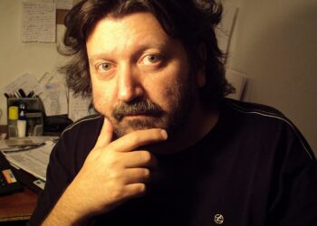 A 25 años de su primera publicación, vuelve “Detrás del vidrio”