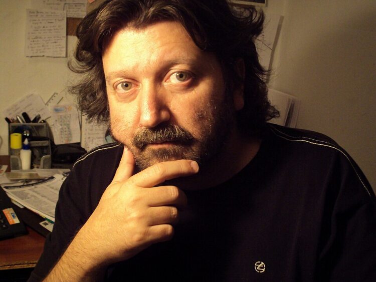 A 25 años de su primera publicación, vuelve “Detrás del vidrio” A 25 años de su primera publicación, vuelve “Detrás del vidrio”