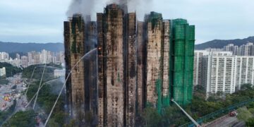 Sube a 83 la cifra de muertos por el incendio de Hong Kong