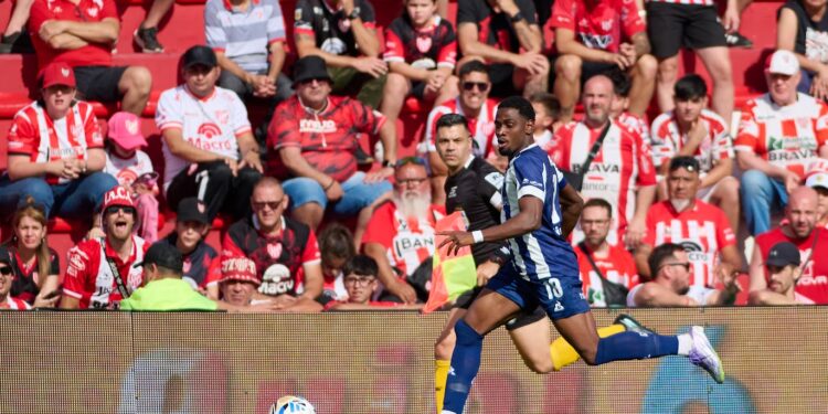 Talleres clasificó tras empatar con Instituto en un clásico polémico y picante